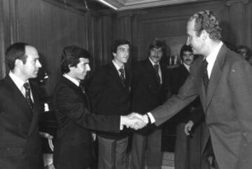 El rey Juan Carlos I recibe a Juanito junto a otros futbolistas, como Urruti (tercero por la izquierda) y Migueli (cuarto por la izquierda).