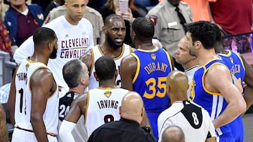 LeBron James discute con Kevin Durant durante el cuarto partido de las Finales.