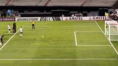 ¡Pratto a las nubes! Horroroso lanzamiento de penal