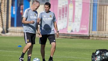 V&iacute;ctor Fern&aacute;ndez conversa con Loreto durante un entrenamiento del Real Zaragoza.