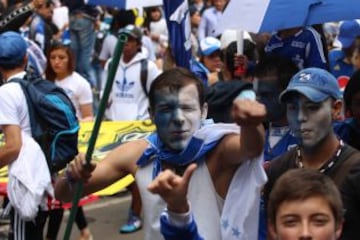 Las calles de Bogotá se pintan de azul y blanco