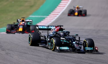 Lewis Hamilton de Mercedes y Max Verstappen de Red Bull en acción al inicio de la carrera