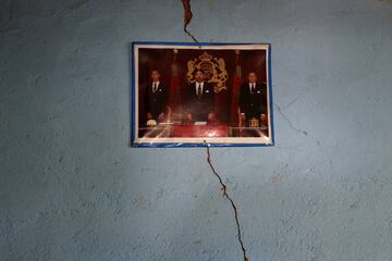 Una imagen del rey Mohammed VI de Marruecos cuelga en una pared agrietada dentro de una casa dañada, después del terremoto de magnitud 6,8, cerca de Asni. 