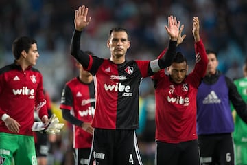 Ahora sí, Rafael Márquez jugó su último partido dentro de la Liga MX. El 0-0 de Pachuca ante Atlas fue el último capítulo del ‘Káiser’ dentro de la Liga MX. Sin embargo, se espera que el capitán rojinegro pueda concluir su carrera de forma definitiva jugando con la Selección Mexicana en Rusia 2018, el que sería su quinto mundial con el Tricolor.