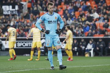 Uno de los mejores porteros de nuestra Liga. Con el Valencia ha jugado 48 partidos en los que ha sido batido en 46 ocasiones.