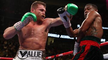 Canelo &Aacute;lvarez y Daniel Jacobs durante su combate.