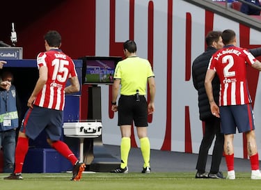 El árbitro Martínez Munuera revisa la mano en el VAR. 
 