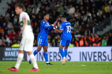 2-2. Jude Bellingham celebra el segundo tanto con Kylian Mbappé.