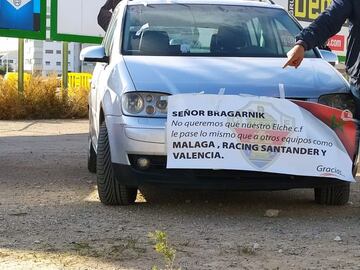 Una de las pancartas mostradas por los aficionados que han protestado contra Bragarnik.