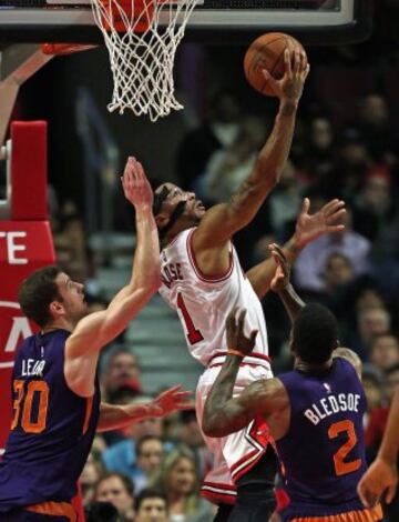 Derrick Rose salta ante Jon Leuer y Eric Bledsoe.