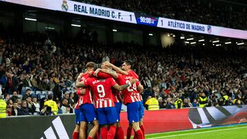 Los jugadores del Atlético se abrazan para celebrar el gol de Marcos Llorente.
