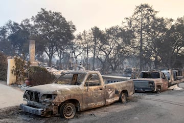 Coches quemados, abandonados, en las calles de Altadena, California al amanecer del 9 de enero de 2025.