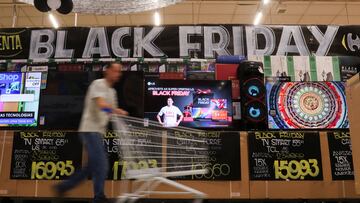 A customer shops at a supermarket on the week of Black Friday shopping, in Osasco, Brazil, November 28, 2024. REUTERS/Carla Carniel