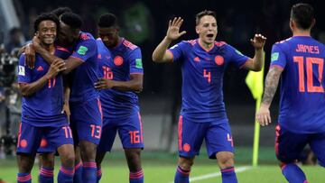 MUN32-115. KAZÁN (RUSIA), 24/06/2018.- El delantero colombiano Cuadrado (i) celebra con sus compañeros tras marcar el 0-3 durante el partido Polonia-Colombia, del Grupo H del Mundial de Fútbol de Rusia 2018, en el Kazán Arena d