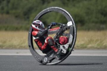 Kevin Scott con su peculiar moto en las en las pruebas de velocidad de Elvington Airfield, al norte de Inglaterra.