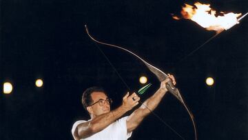 Uno de los momentos que a día de hoy sigue tan nítido como hace 30 años es el del encendido del pebetero olímpico. Antonio Rebollo, deportista español que practicaba tiro con arco adaptado, fue el encargado de hacerlo. Con un arco y una flecha de fuego, Antonio Rebollo lanzó y dibujó una parábola perfecta en el cielo del estadio de Montjuic. Aunque en el momento se pensó que la flecha cayó de lleno en el pebetero, lo cierto es que se trataba de una ilusión óptica y la flecha no cayó allí, solo que a ojos de los presentes y de los telespectadores, sí. Fue una maniobra ideada por Reyes Abades, experto en efectos especiales. La cámara estaba situada en el lugar exacto para que, cuando la flecha pasara por encima del pebetero, este se encendiera, haciendo creer que había caído dentro. Un secreto que estuvo oculto durante 25 años.