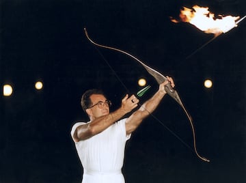 Uno de los momentos que a día de hoy sigue tan nítido como hace 30 años es el del encendido del pebetero olímpico. Antonio Rebollo, deportista español que practicaba tiro con arco adaptado, fue el encargado de hacerlo. Con un arco y una flecha de fuego, Antonio Rebollo lanzó y dibujó una parábola perfecta en el cielo del estadio de Montjuic. Aunque en el momento se pensó que la flecha cayó de lleno en el pebetero, lo cierto es que se trataba de una ilusión óptica y la flecha no cayó allí, solo que a ojos de los presentes y de los telespectadores, sí. Fue una maniobra ideada por Reyes Abades, experto en efectos especiales. La cámara estaba situada en el lugar exacto para que, cuando la flecha pasara por encima del pebetero, este se encendiera, haciendo creer que había caído dentro. Un secreto que estuvo oculto durante 25 años.