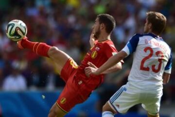 Eden Hazard y Dmitry Kombarov.