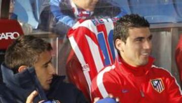 <b>PREPARADO. </b>Reyes en el banquillo del Calderón junto a Salvio y a Tiago en el partido ante el Betis.
