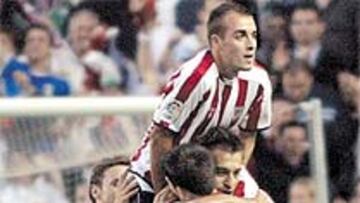 <b>SUPERIORES. </b>Yeste se sube sobre Urzaiz después de que este abriera el marcador.