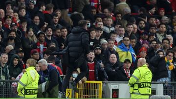 El Manchester United busca a los que lanzaron objetos a Simeone