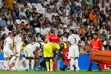 La lesin del futbolista espa?ol parece de seria consideracin y ser en las prximas horas cuando el Madrid comparta una actualizacin. as se vivi la preocupacin en el terreno de juego. 

EFE/Javier Lizn
