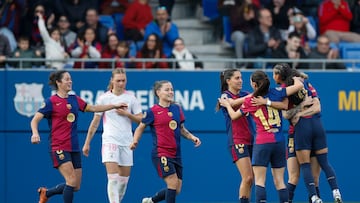 BARCELONA, 16/02/2025.- Las jugadoras del FC Barcelona celebran su tercer gol contra el Madrid Club de Fútbol Femenino, durante el partido de Liga de Primera División femenina que disputan en el Estadio Johan Cruyff de Barcelona, este domingo. EFE/ Alberto Estevez