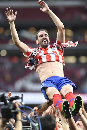 Godín recibió el homenaje de su hinchada. Le pasó el brazalete a Koke y Luiz Pereira le dio una placa con sus partidos de rojiblanco.