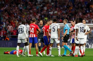 Pequeña tangana después de la entrada de Bellingham a Correa.