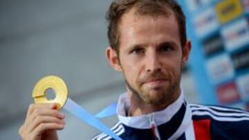 El brit&aacute;nico Rhys Williams muestra su medalla de oro en los Europeos de Helsinki 2012 en los 400 metros vallas. 