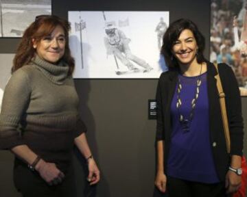 Las esquiadoras Blanca Fernández Ochoa,iz, y María José Rienda, posan ante una de las imágenes de Blanca, durante la inauguración de la exposición de fotos de la Agencia EFE sobre mujer y deporte 'Reinas del esfuerzo', hoy en la Casa del Lector. 