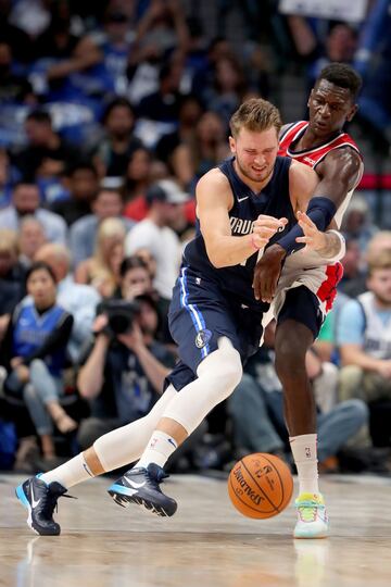 Luka Doncic y Isaac Bonga.