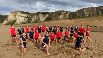Las Leonas de la selección española de rugby femenino, durante un entrenamiento en la playa de Getxo.