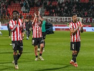 LEÓN, 13/01/2026.- Los jugadores del Athletic celebran la victoria con la afición al finalizar el encuentro correspondiente a los octavos de final de la Copa del Rey que disputaron hoy martes la Cultural Leonesa y Athletic Club en el estadio Reino de León. EFE / J. Casares.