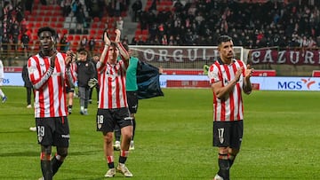 LEÓN, 13/01/2026.- Los jugadores del Athletic celebran la victoria con la afición al finalizar el encuentro correspondiente a los octavos de final de la Copa del Rey que disputaron hoy martes la Cultural Leonesa y Athletic Club en el estadio Reino de León. EFE / J. Casares.