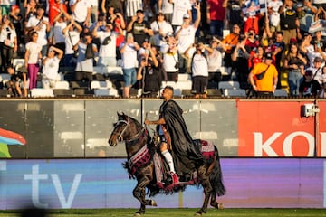 Al estilo 'Rey Arturo'. Así fue presentado Vidal en su presentación como nuevo jugador del Colo-Colo en el Estadio Monumental lleno. Llegó en helicóptero al estadio situado en Santiago de Chile para después para después cabalgar con un atuendo de rey.