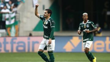 Soccer Football - Brasileiro Championship - Palmeiras v Flamengo - Allianz Parque, Sao Paulo, Brazil - August 21, 2022 Palmeiras' Raphael Veiga celebrates scoring their first goal REUTERS/Carla Carniel