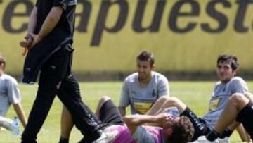 <b>LOS PROTEGIDOS. </b>Pochettino, ayer, durante el ejercicio de estiramientos de los jugadores pericos, que se entraron una hora y media.