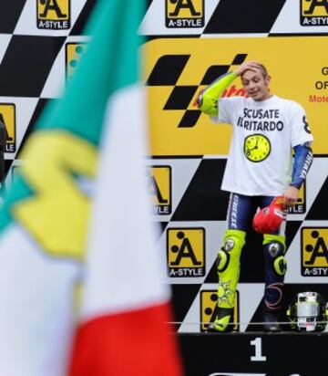 Después de dos años en blanco, Valentino Rossi vuelve a ganar el campeonato del mundo. 
La camiseta conmemorativa decía 'Scusate il ritardo', en el Circuito de Motegi.  