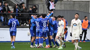 OURENSE, 05/01/2025.- Los jugadores del Ourense celebran el tercer gol de su equipo ante el Real Valladolid durante el partido de Copa del Rey disputado este domingo en el estadio de O Couto. EFE/Brais Lorenzo
