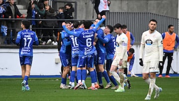 OURENSE, 05/01/2025.- Los jugadores del Ourense celebran el tercer gol de su equipo ante el Real Valladolid durante el partido de Copa del Rey disputado este domingo en el estadio de O Couto. EFE/Brais Lorenzo