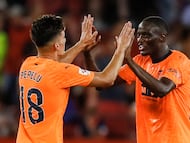 Mouctar Diakhaby (d) y Pepelu celebran la victoria ante el Sevilla.