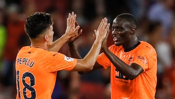 Mouctar Diakhaby (d) y Pepelu celebran la victoria ante el Sevilla.