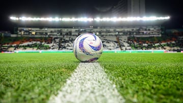 <br><br>
Balon oficial Voit Tempest durante el partido Leon vs Santos, correspondiente al Play In A B del Torneo Apertura 2023 de la Liga BBVA MX, en el Estadio Nou Camp Leon, el 26 de noviembre de 2023.