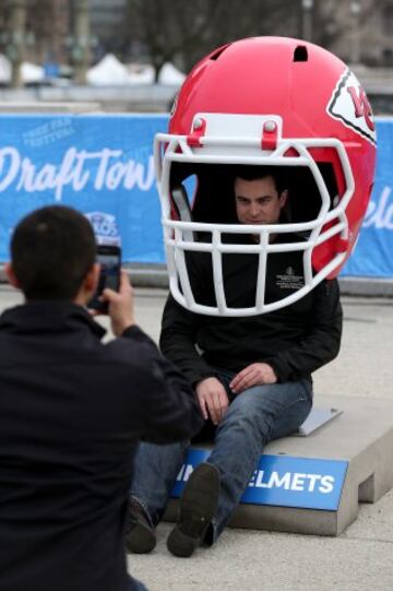 Los Chiefs vendieron a los 49ers su primera ronda del draft y se quedaron sin elegir a nadie, para pesar de este fan al que le queda el casco un poco grande.