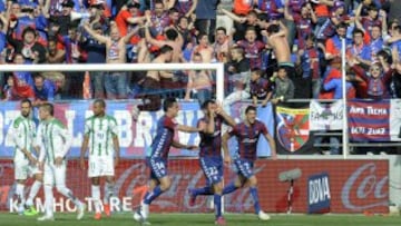 El defensa del Eibar Raúl Navas marca gol ante el Córdoba, el segundo del equipo, durante el partido de la jornada 38 de la Liga BBVA de fútbol disputado hoy entre ambos equipos en el estadio de Ipurúa de Eibar.