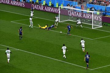 Keisuke Honda empata el partido tras un error del portero 2-2.