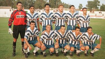 Alineaci&oacute;n del M&aacute;laga ya de pretemporada 1998-99. De izquierda a derecha Rafa,  Basti, Pineda, Mikel Roteta, Sergio y Mayorga. Agachados Milijas, Caracol, Quino, Funes y Sandro.  