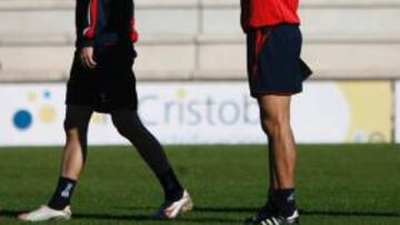 <b>DIRECTOR DE ORQUESTA. </b>Ziganda da instrucciones en el entrenamiento con Portillo delante de él.