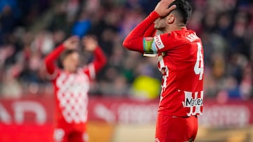 Girona, 15/03/2025. El defensa del Girona, Arnau Martínez, se lamenta de una ocasión fallada durante el encuentro correspondiente a la jornada 28 de Laliga EA Sports que disputan hoy sábado Girona y Valencia en el estadio Montilivi de la capital gerundense. EFE/David Borrat.